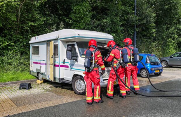 Brandweer blust camperbrand in Leek