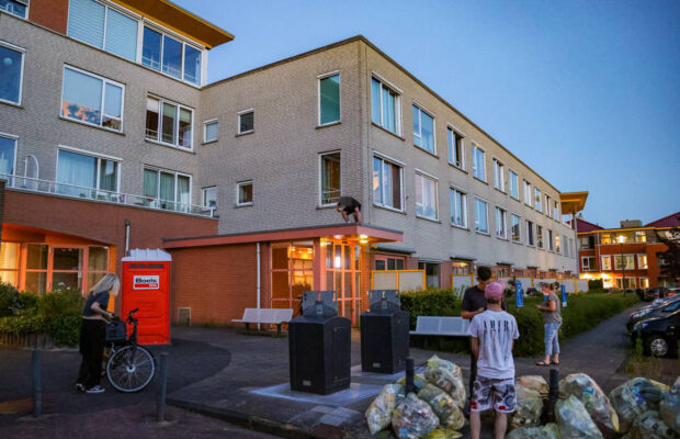 Jongen door brandweer van dak appartementencomplex gehaald in Roden