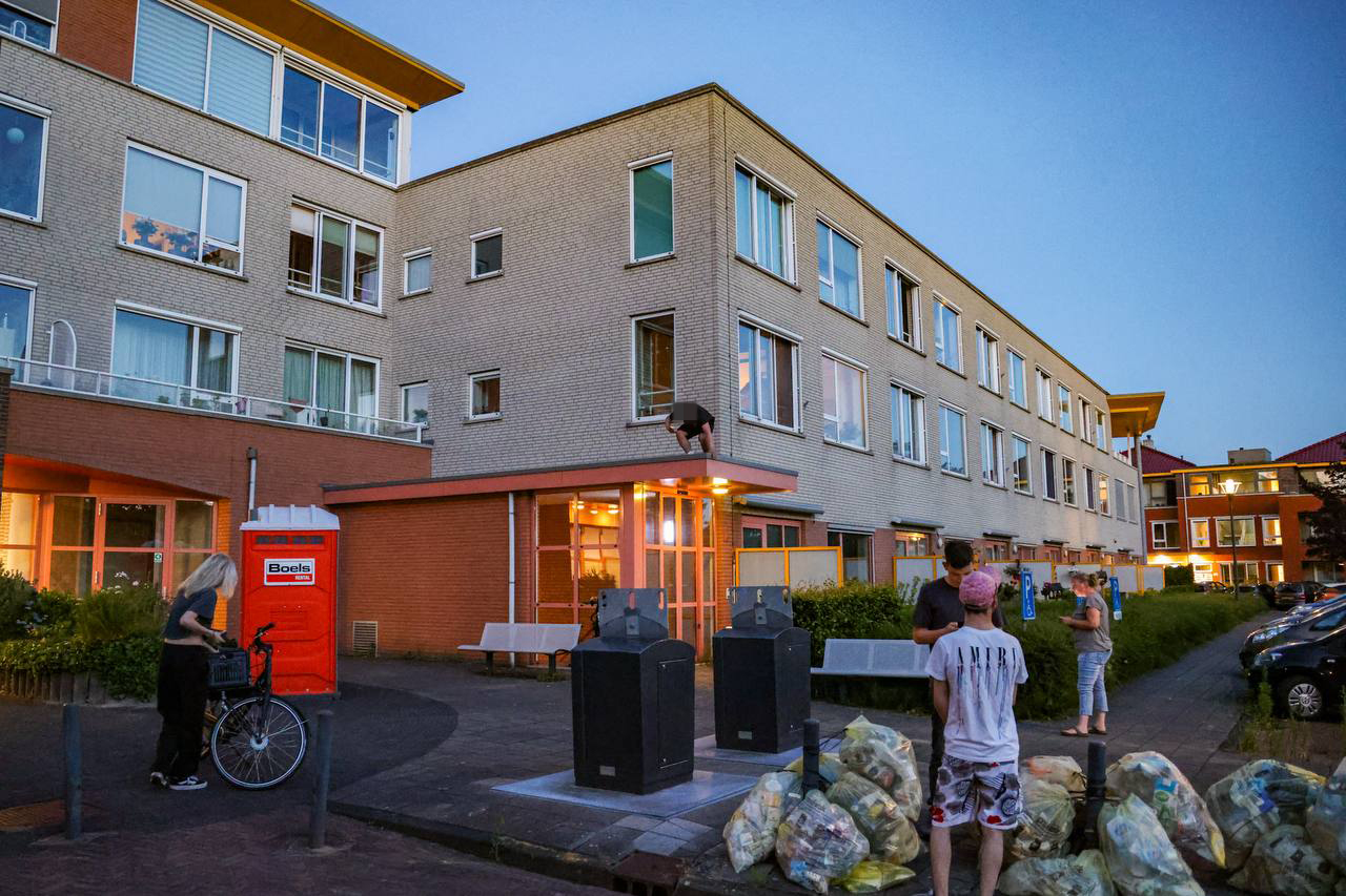 Jongen door brandweer van dak appartementencomplex gehaald in Roden