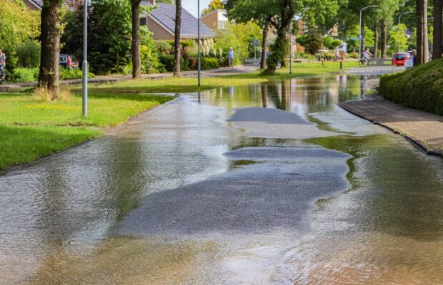 Gesprongen waterleiding zorgt voor overlast in Roden