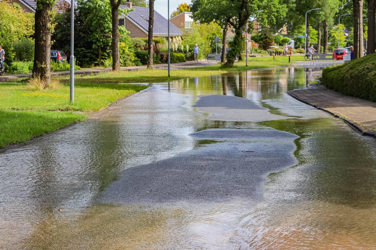 Gesprongen waterleiding zorgt voor overlast in Roden