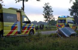 Auto in de sloot na aanrijding met fietser Video