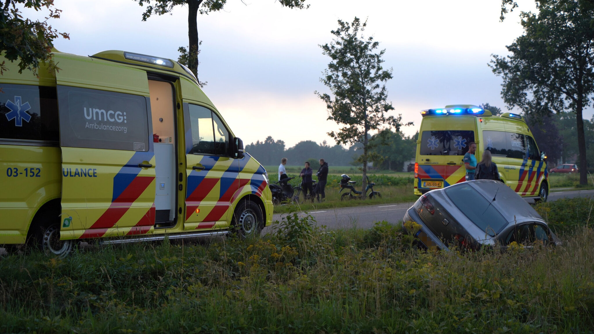 Auto in de sloot na aanrijding met fietser