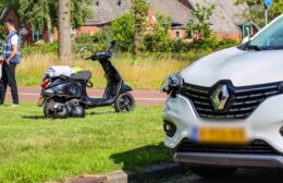 Auto en scooter botsen in Roden