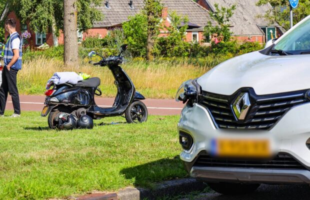 Auto en scooter botsen in Roden