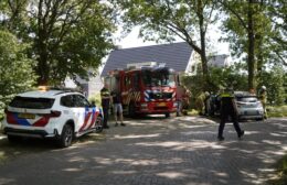 Auto botst tegen boom in Norg Video