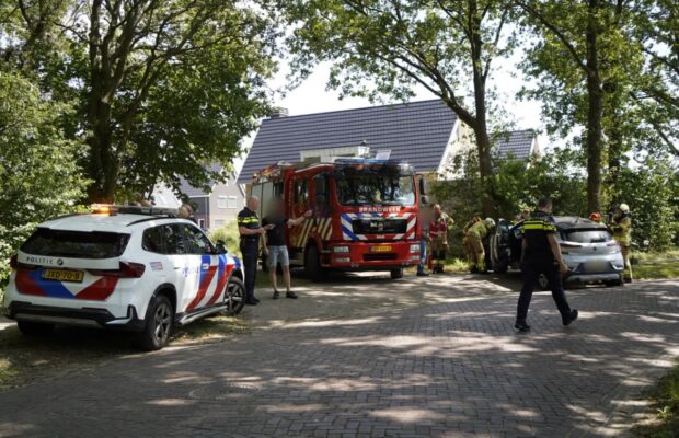 Auto botst tegen boom in Norg Video