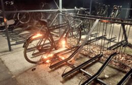 Fietsen in brand bij bushalte in Roden