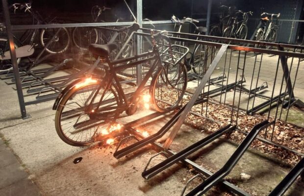Fietsen in brand bij bushalte in Roden