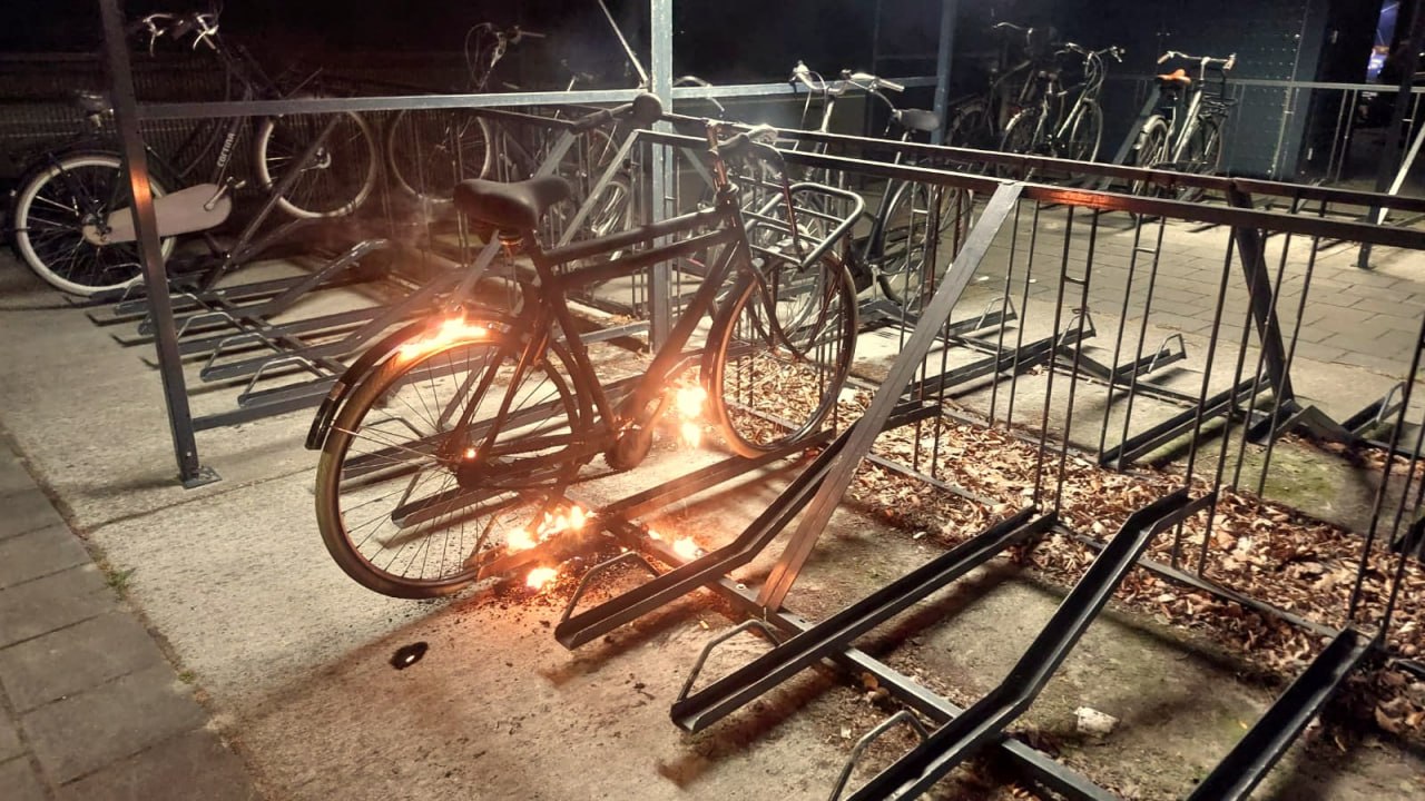 Fietsen in brand bij bushalte in Roden