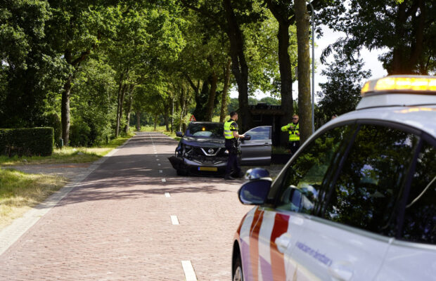 Tractor en auto botsen in Steenbergen Video