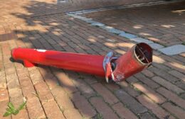 Paaltje is te sterk voor automobilist in Roden