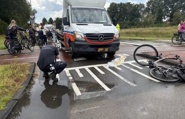 Fietster gewond na botsing met kleine vrachtwagen