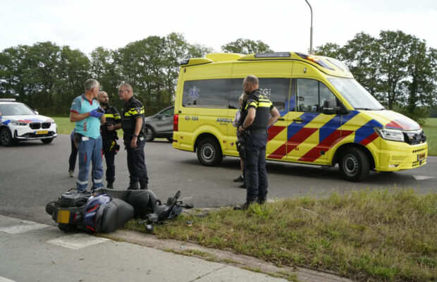 Scooter en auto botsen in Donderen Video