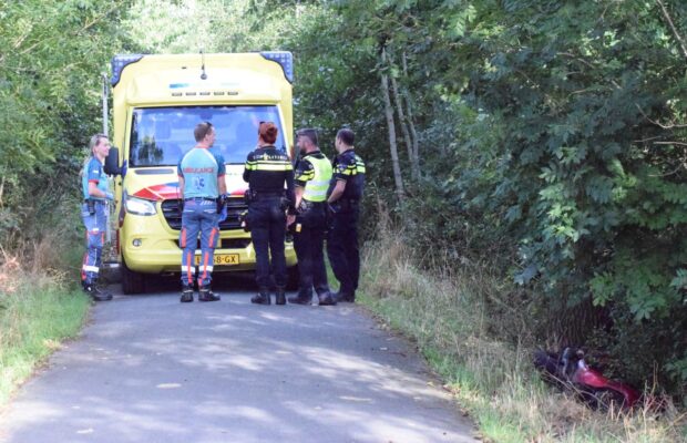 Scooterrijder botst op boom in Nietap