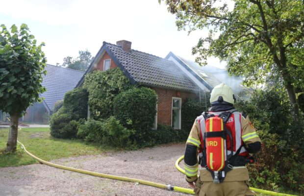 Brandweer rukt uit voor brand in dak van woonboerderij in Eelde
