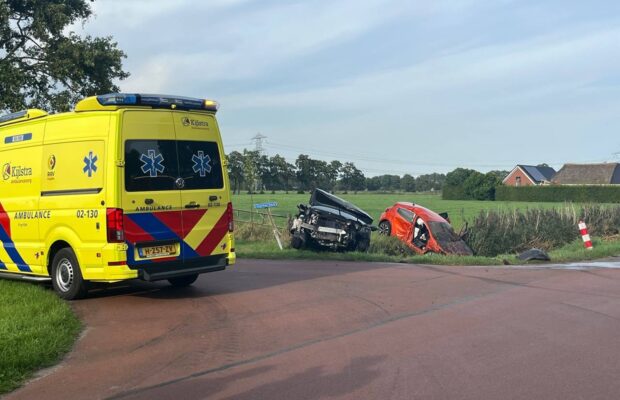 Auto’s botsen op kruising in Doezum