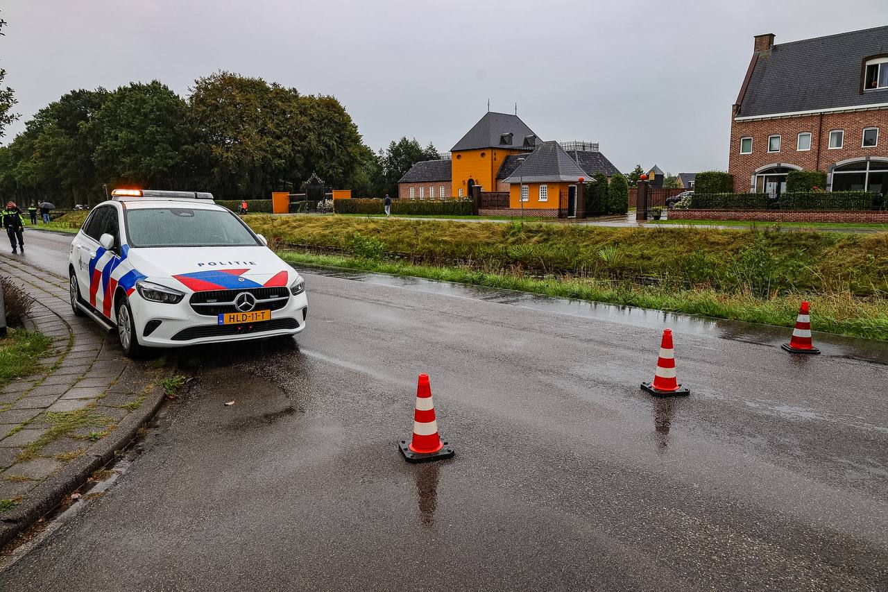 Gasleiding geraakt tijdens werkzaamheden: Diepswal in Leek afgesloten