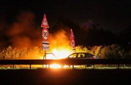 Auto in brand op A7 bij Lettelbert, weg richting Groningen tijdelijk dicht