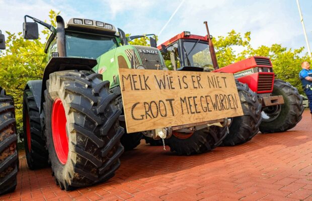 Boeren protesteren bij gemeentehuis in Zuidhorn