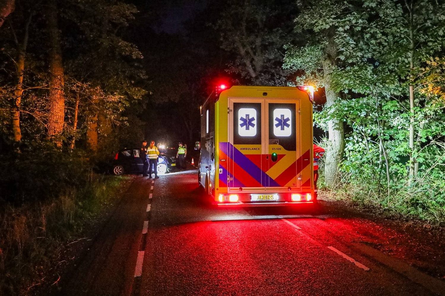 Auto botst hard tegen boom op Kolonieweg in Opende