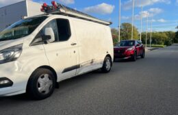 Botsing tussen werkbus en personenauto op 2e Energieweg in Roden
