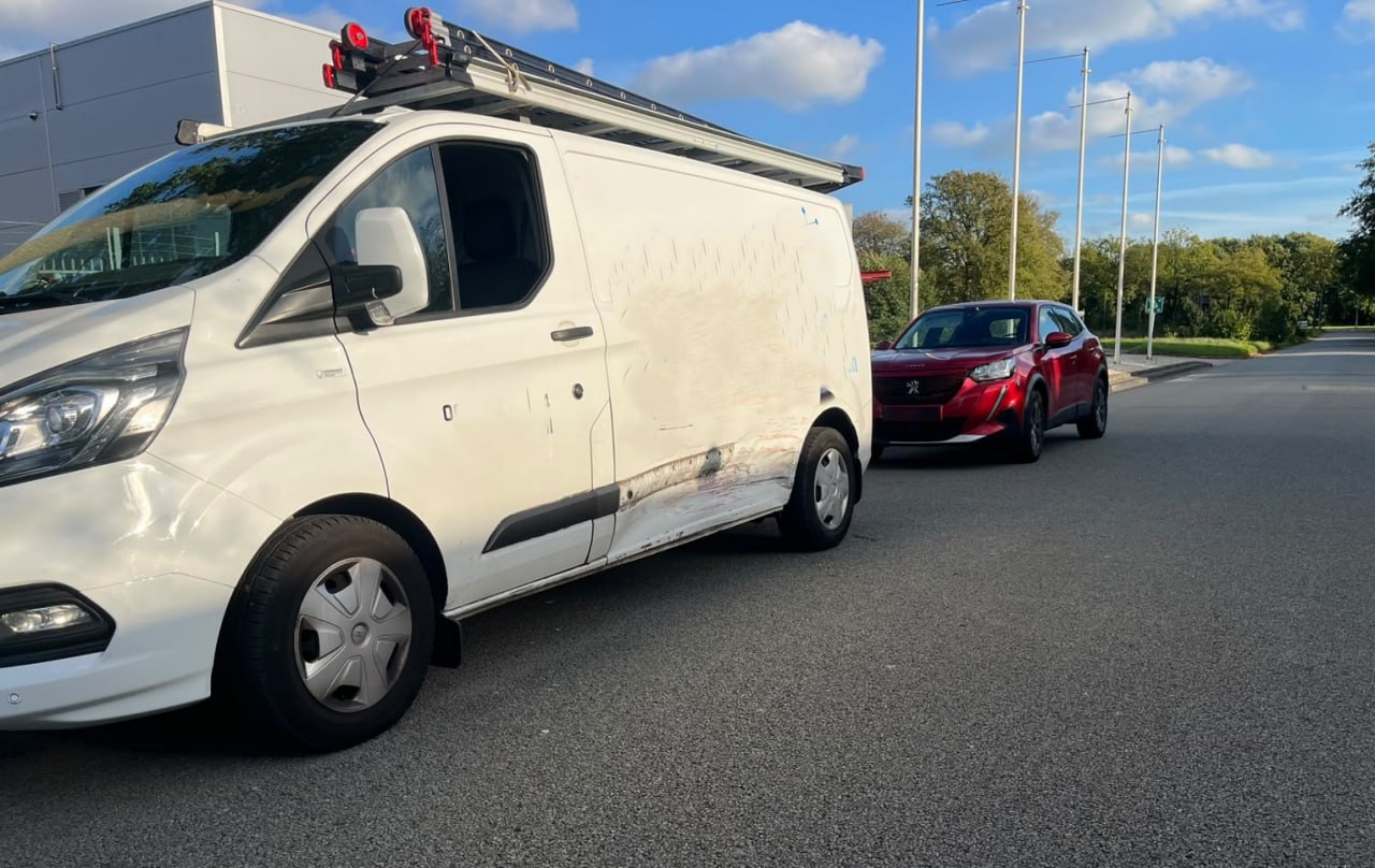 Botsing tussen werkbus en personenauto op 2e Energieweg in Roden