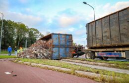 Container valt van vrachtwagen op oprit A7 bij Midwolde