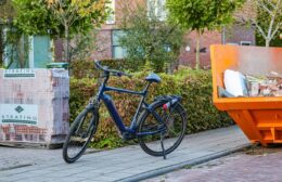 Fietser botst tegen container in Nw. Roden