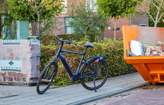 Fietser botst tegen container in Nw. Roden