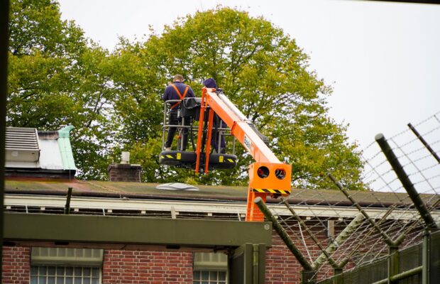 Brandweer bevrijdt twee dakwerkers uit defecte hoogwerker bij gevangenismuseum Video