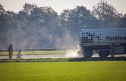 Brandweer blust vastgelopen remmen van vrachtwagen op A7