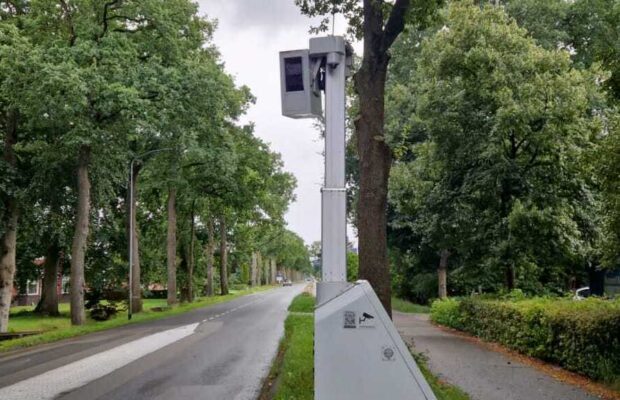 Mobiele flitspaal terug aan de Oudestreek in Zevenhuizen