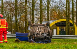 Auto over de kop op A7, lange file vanaf Groningen