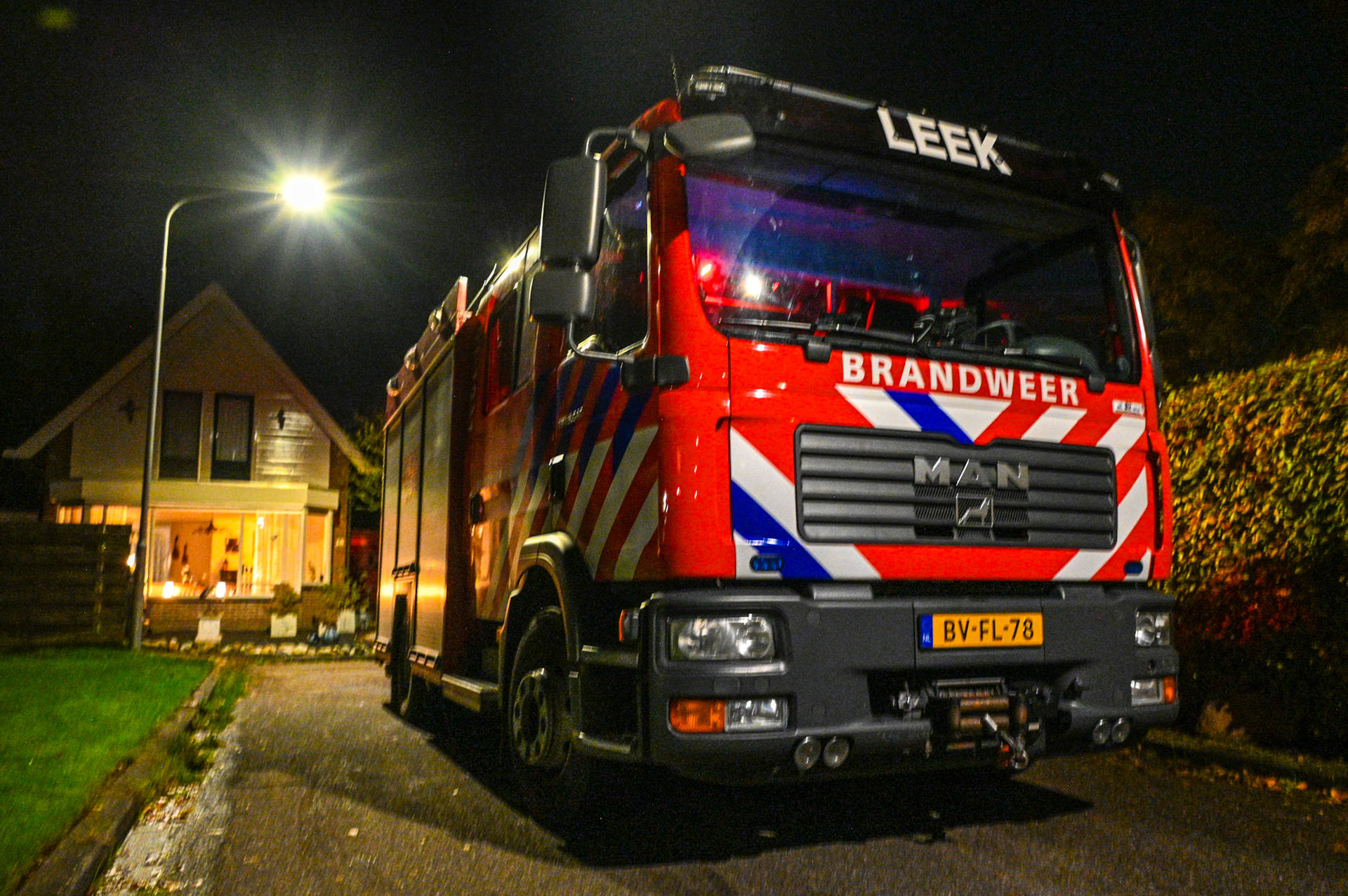 Boom valt op woning in Zevenhuizen