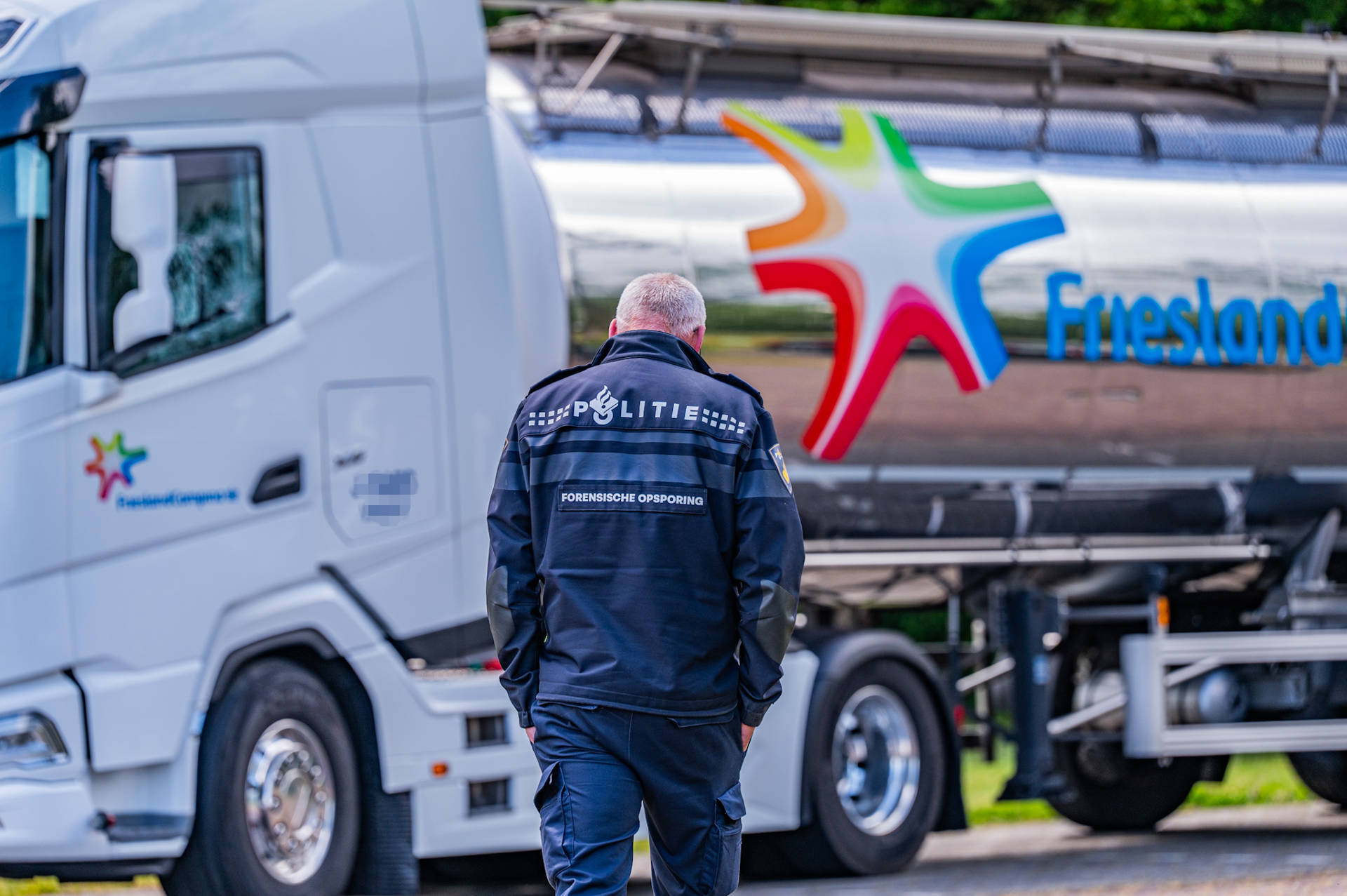 overleden persoon aangetroffen in vrachtwagen in Augustinusga