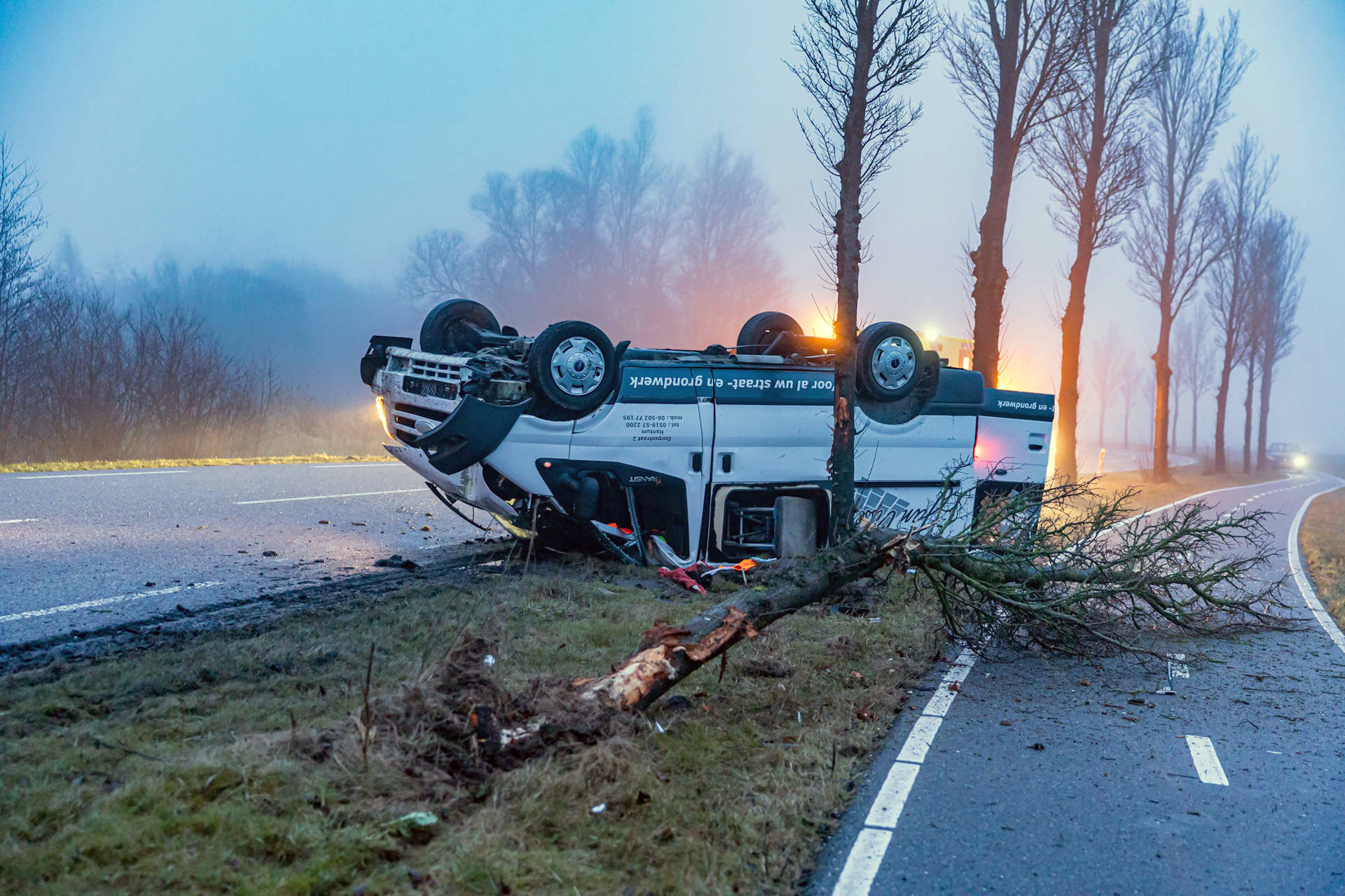 Bedrijfsauto op de kop bij Grijpskerk