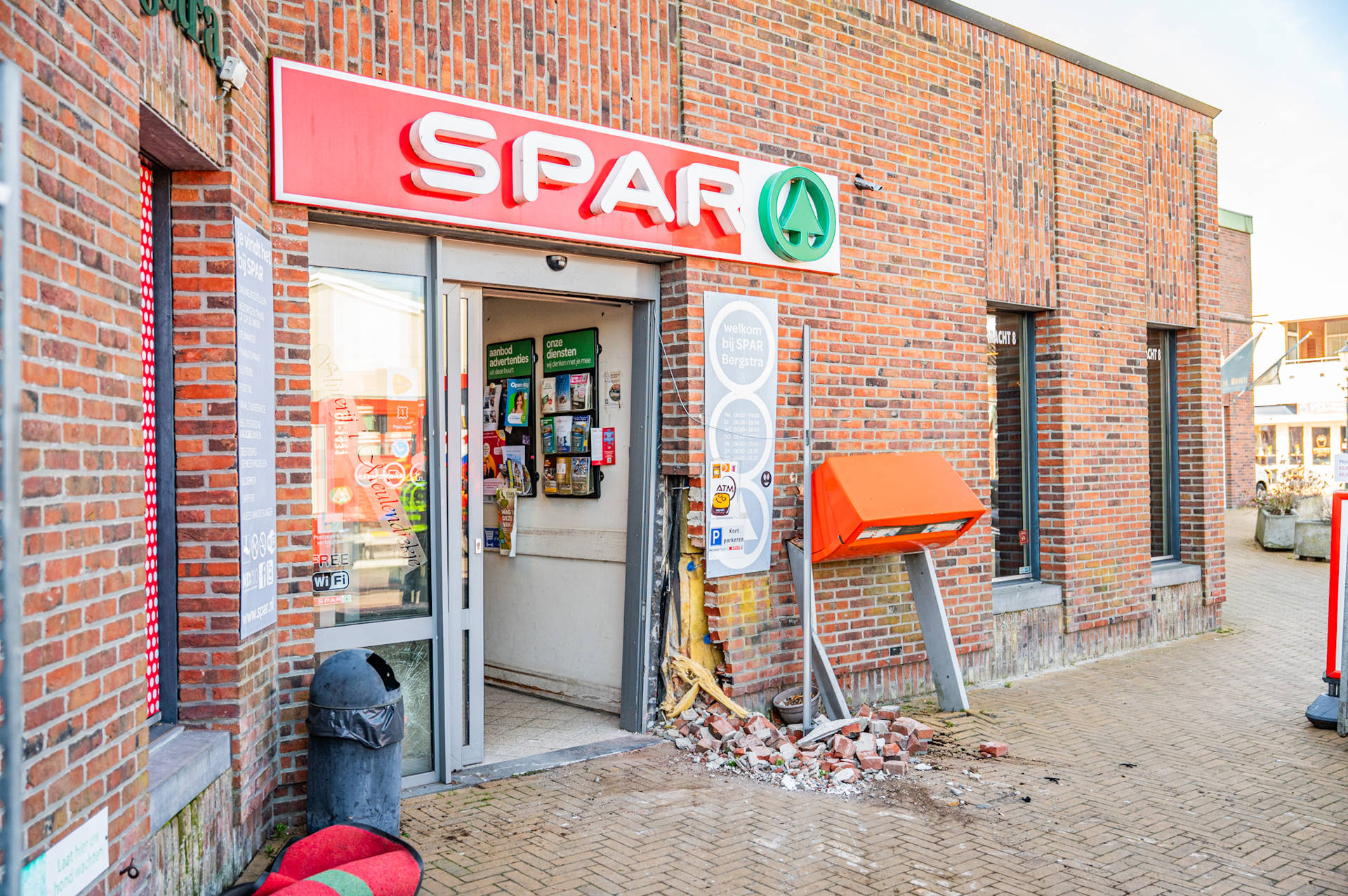 BMW ramt muur Spar super in Zoutkamp