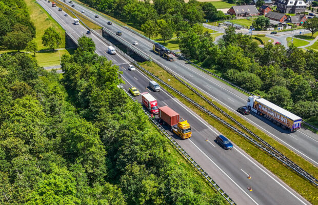 Klapband zorgt voor lange file op A7 bij Marum