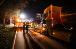 Vrouw gewond bij frontale botsing met melkwagen in Surhuisterveen