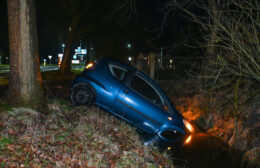 Auto in de sloot, bestuurder komt met de schrik vrij