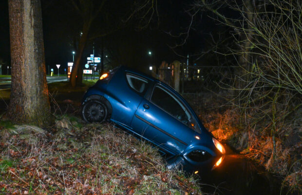 Auto in de sloot, bestuurder komt met de schrik vrij