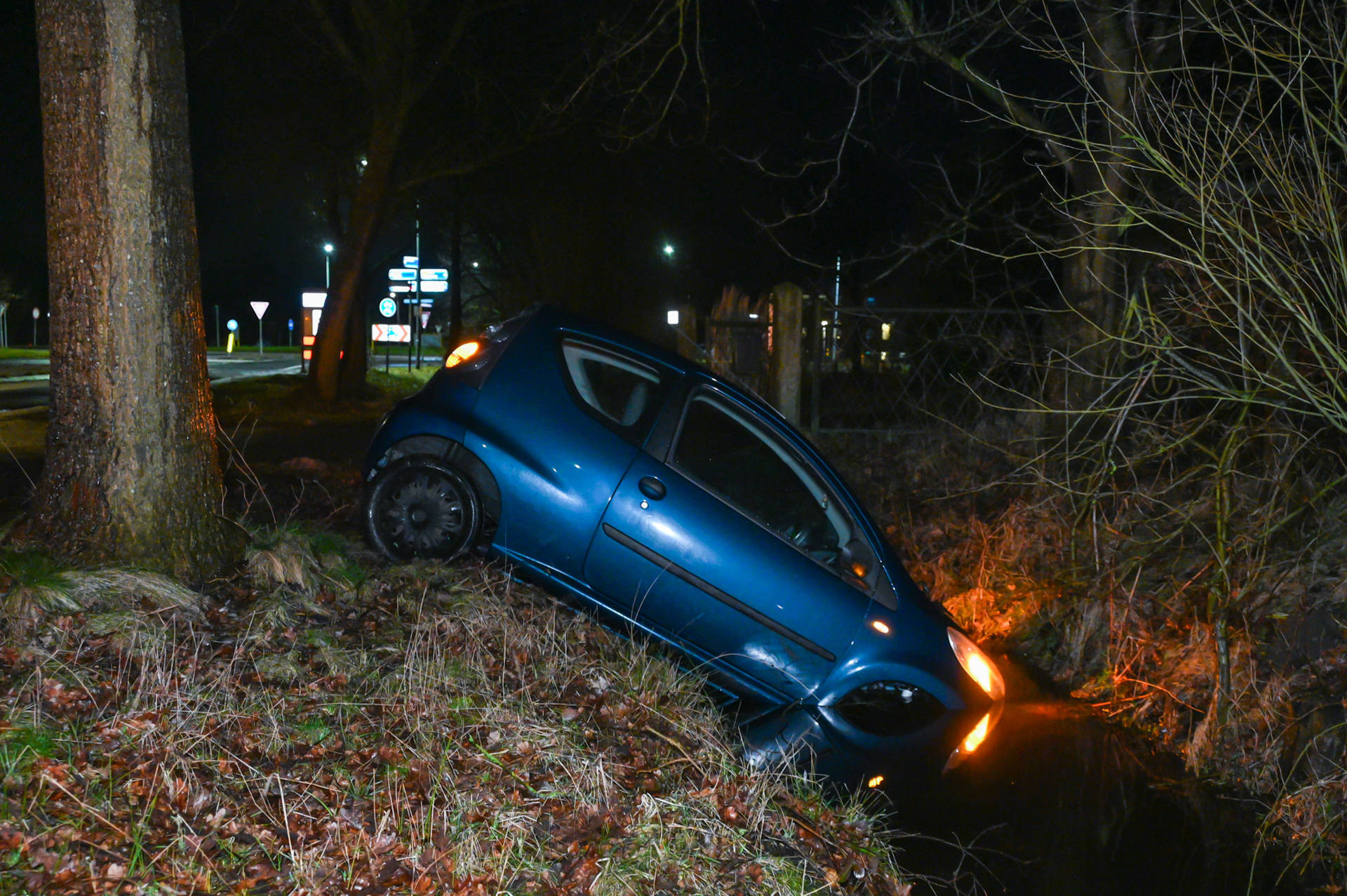 Auto in de sloot, bestuurder komt met de schrik vrij