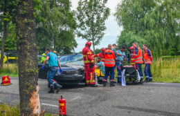 Auto botst tegen boom op de Holm in Tolbert