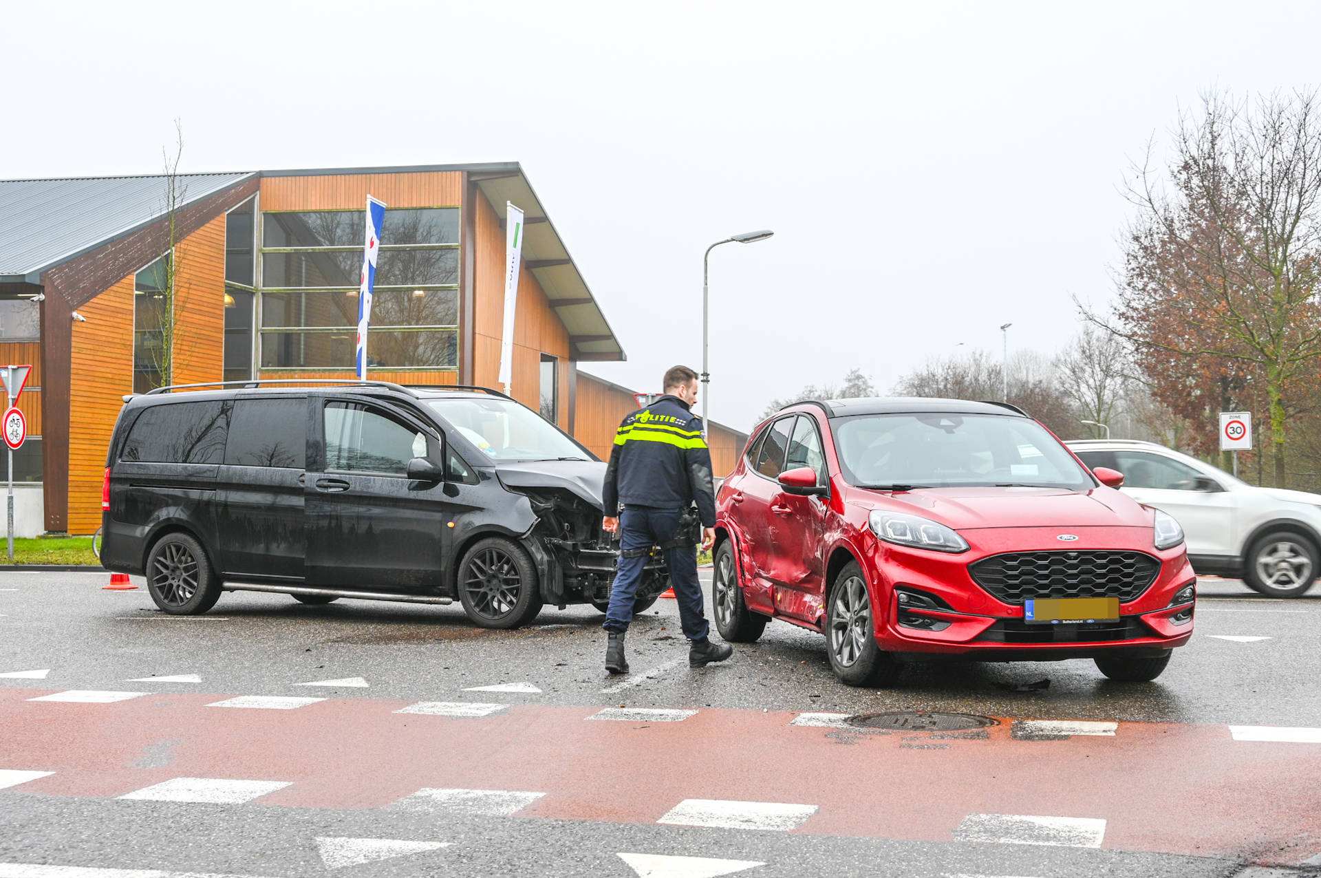 Forse schade bij aanrijding in Surhuisterveen