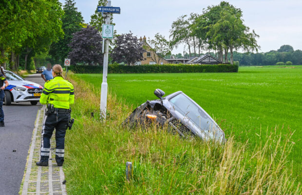 Auto belandt in sloot na botsing in Siegerswoude
