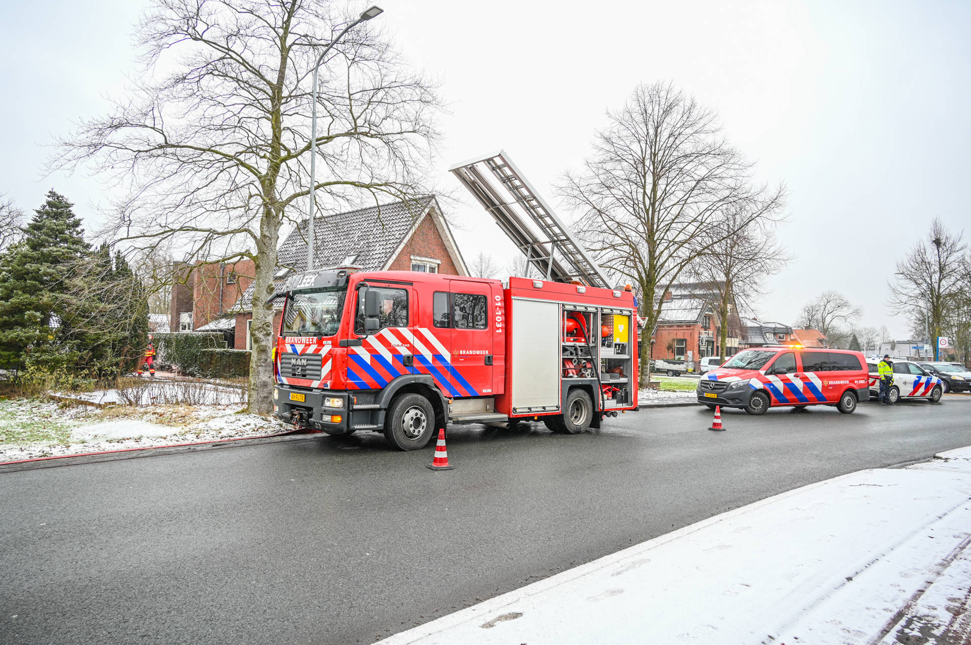 Brandweer rukt uit voor kelderbrand in Tolbert