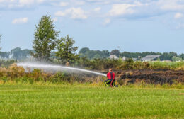 Brandweer blust buitenbrand aan Kromhoek