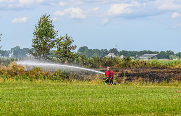 Brandweer blust buitenbrand aan Kromhoek