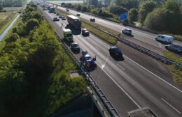Aanrijding tussen drie auto’s zorgt voor file